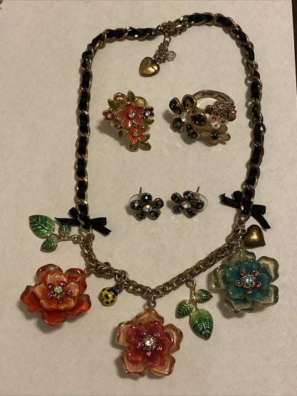 Betsey Johnson Y2K Vintage Jewelry Set – Floral Charm Necklace, Earrings, Ring